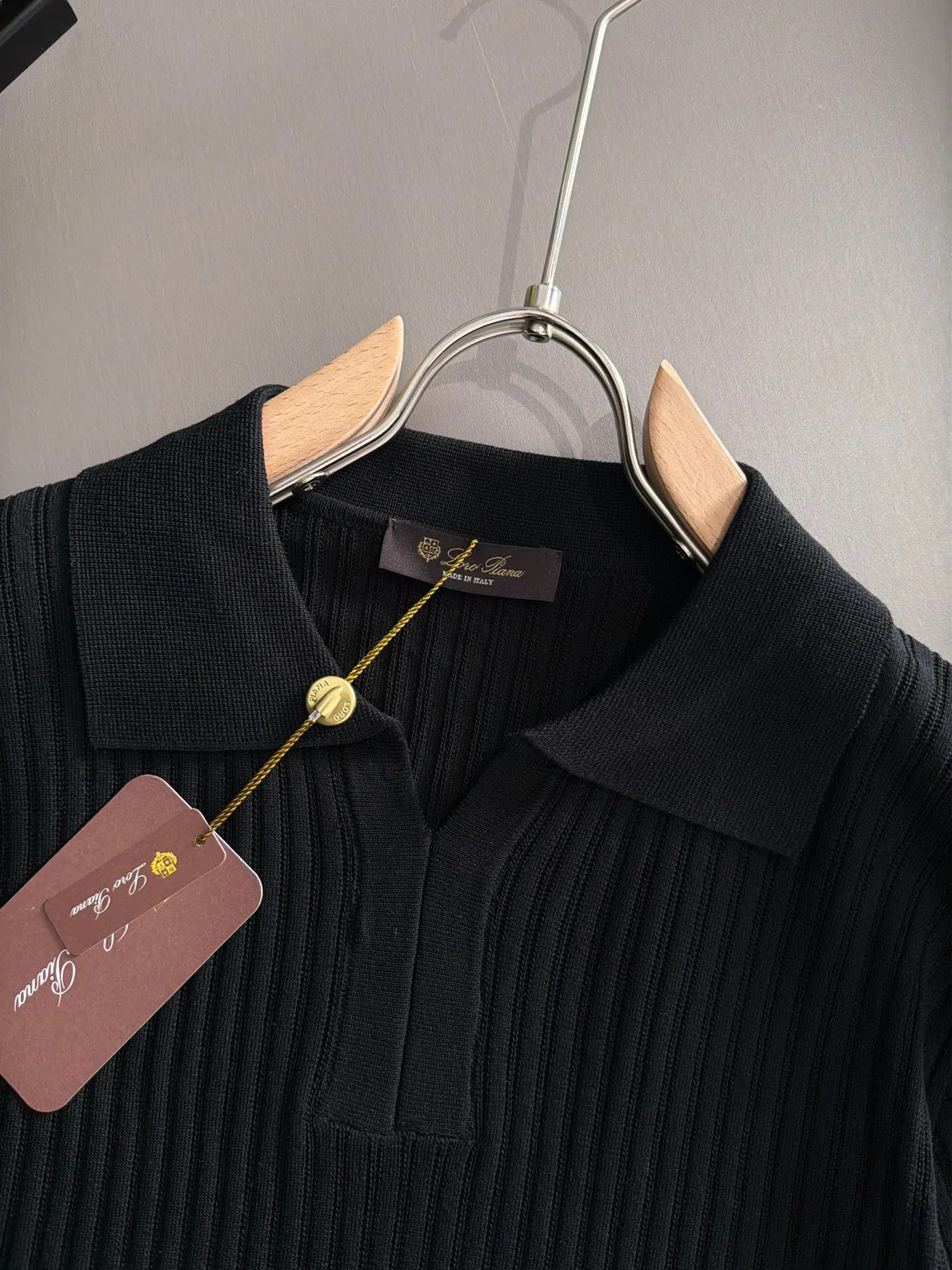 LP high quality Loro Piana 26ss New Arrival men's short-sleeved knitted T-shirt. Made of combed cotton yarn knitted cotton fabric, no pressure when entering and exiting the counter. Exclusive control of raw materials. It feels substantial when weighed, and the upper body is more textured than ordinary T-shirts. This texture can handle the weather easily and is suitable for both hot and cold! Loose fit design, looks noble. The only correct version is available Size: M to 4XL